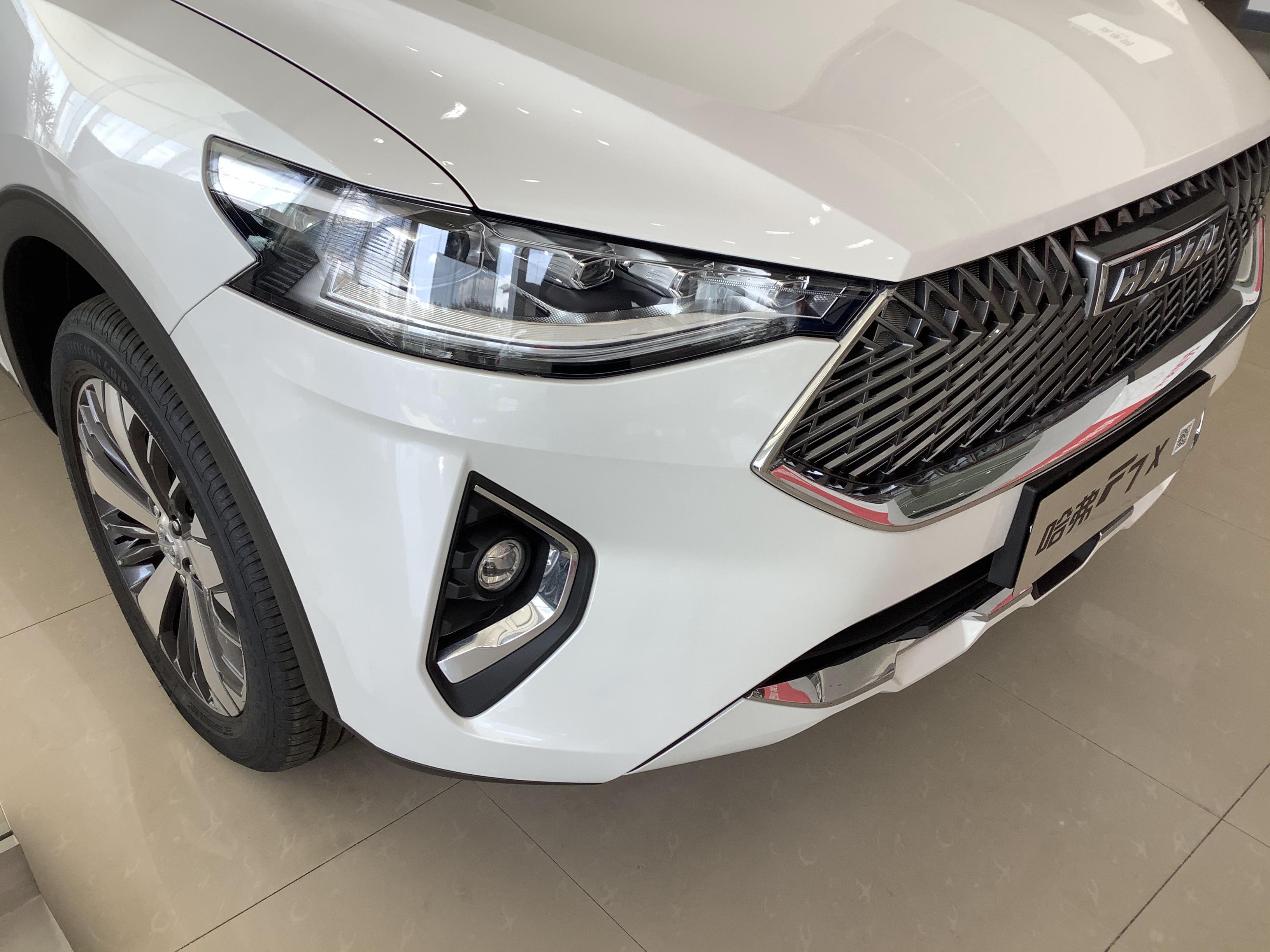 2021款哈弗f7x进店白色涂装很时尚配适时四驱自动泊车入位