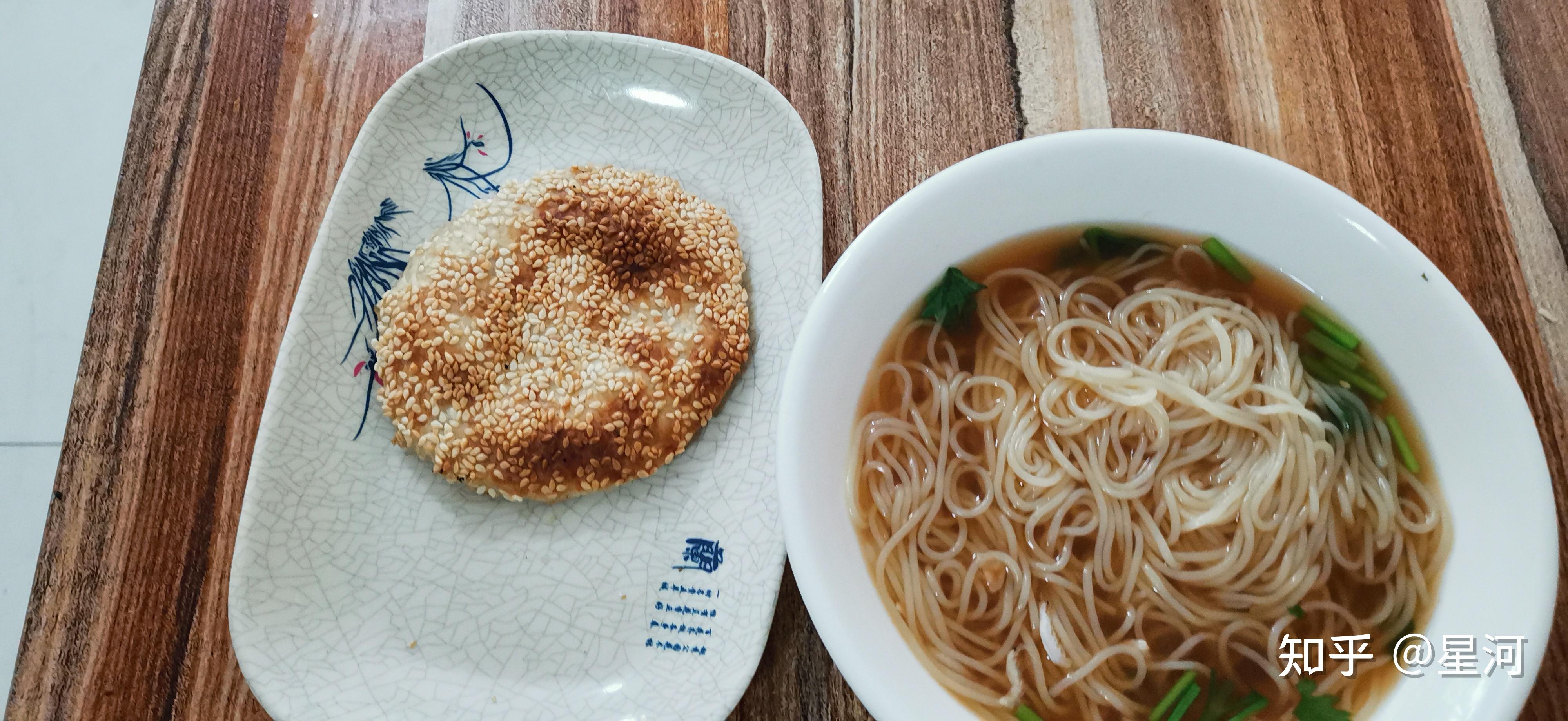 如果在唐山吃早餐,一定不能错过的一对组合就是朝鲜面就烧饼.