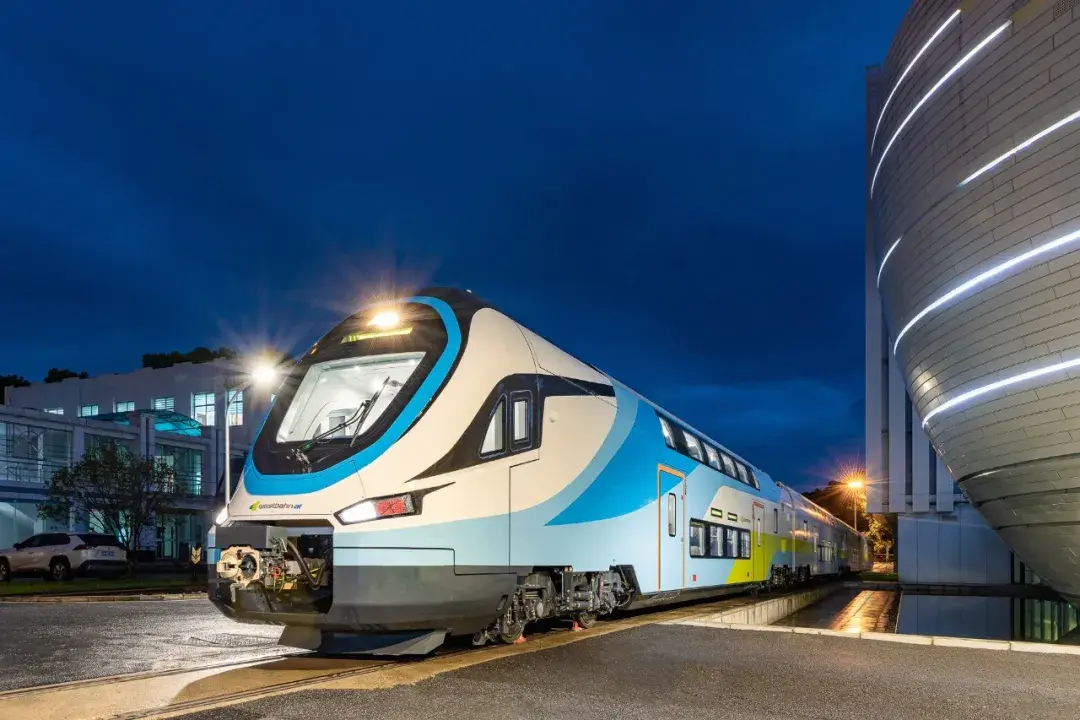 中国首列出口欧洲双层动车组下线最高运营时速200公里