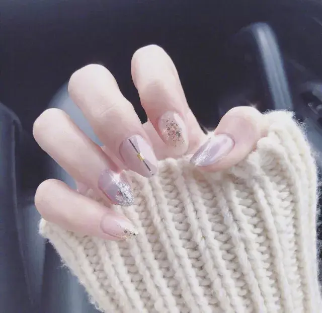 这里可能是最全的新年美甲集合了-新年美甲图片2021简单大方红色衣服