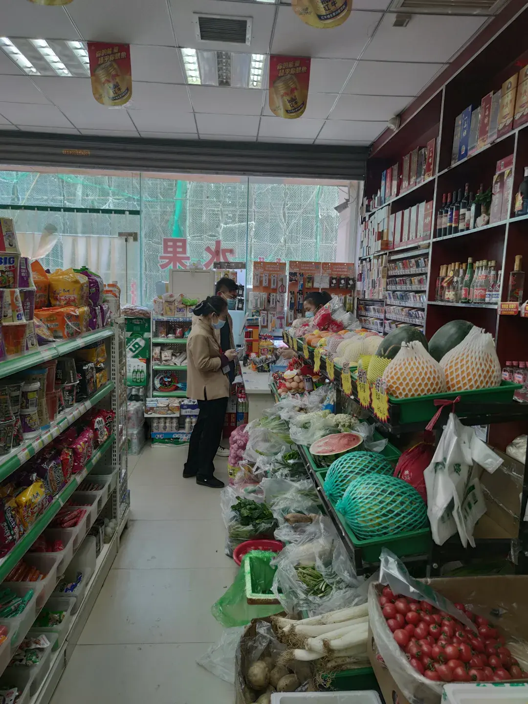 霞笙西安同事于昨日来到位于西安市莲湖区沣惠南路的龙翔烟酒便利店