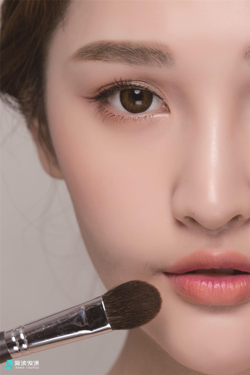 超日常的妆容将浪漫写在脸上