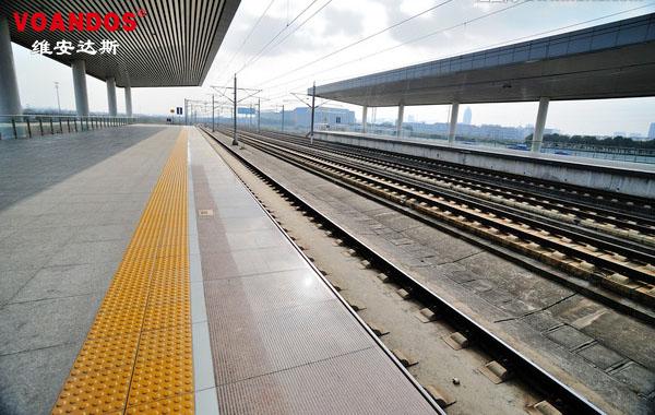 火车或地铁站台边缘在一米左右处都有一条黄色安全线,铁路部门有规定