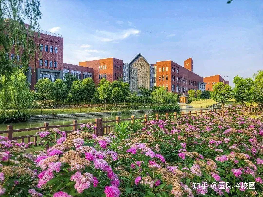 英国女王"伊顿公学唯一荣誉女校友",李湘女儿成为安妮公主校友,英式