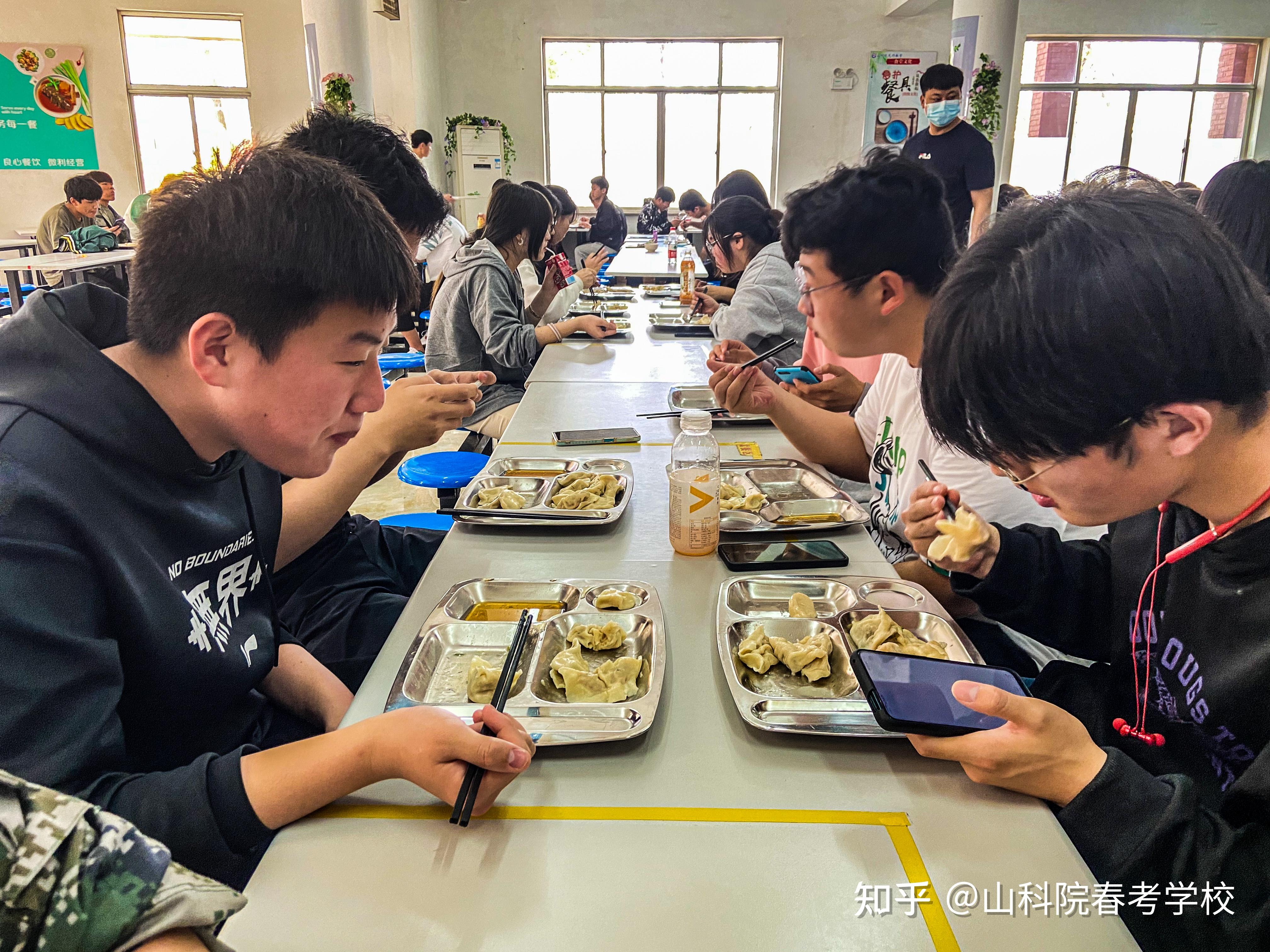 山科院春季高考学校组织学生在食堂开展包饺子实践活动