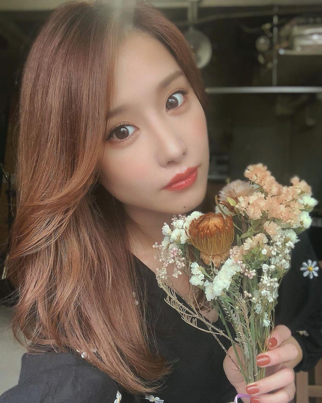 甜美小清新精致面容宛如真人洋娃娃温柔气质更是散发浓浓女友感