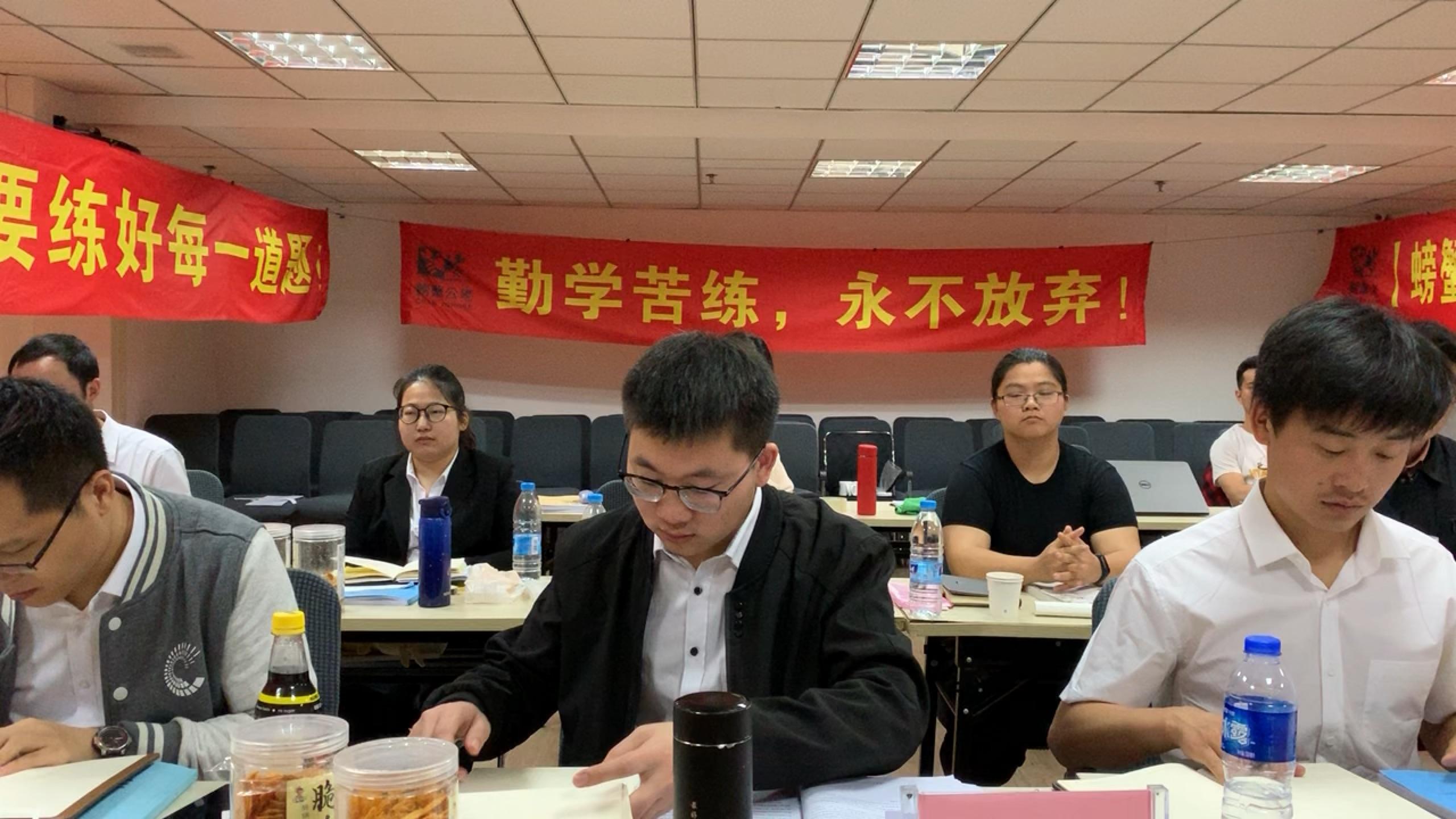 真实公务员结构化面试现场!看看第一名如何答题!