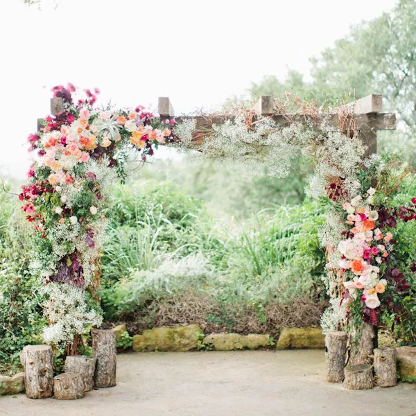 方形婚礼鲜花拱门四角锋利,大气壮观,欧美风情扑面而来.