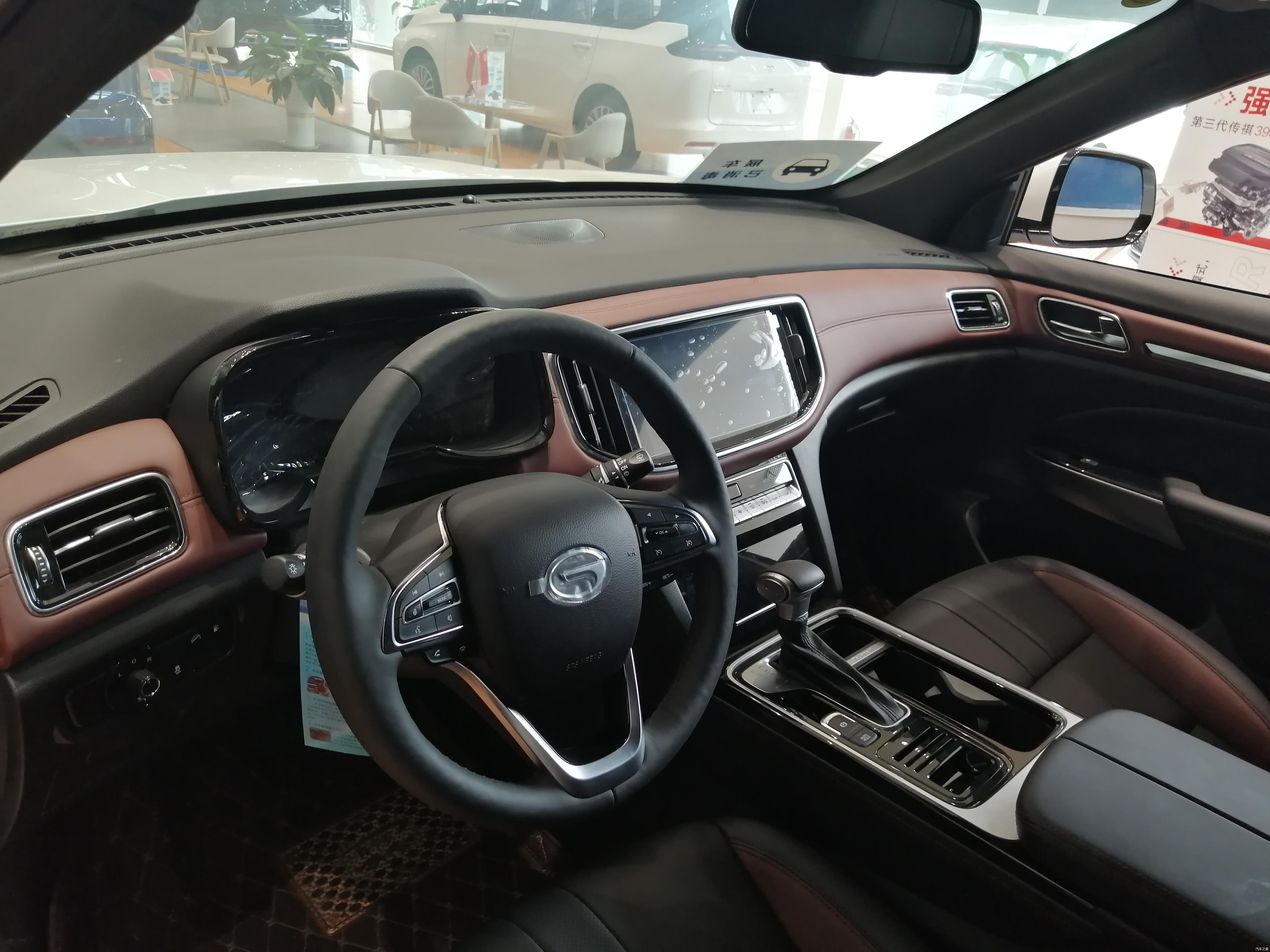 内饰部分2020款传祺gs8s的内饰,给人的感觉十分豪华与大气,方向盘采用