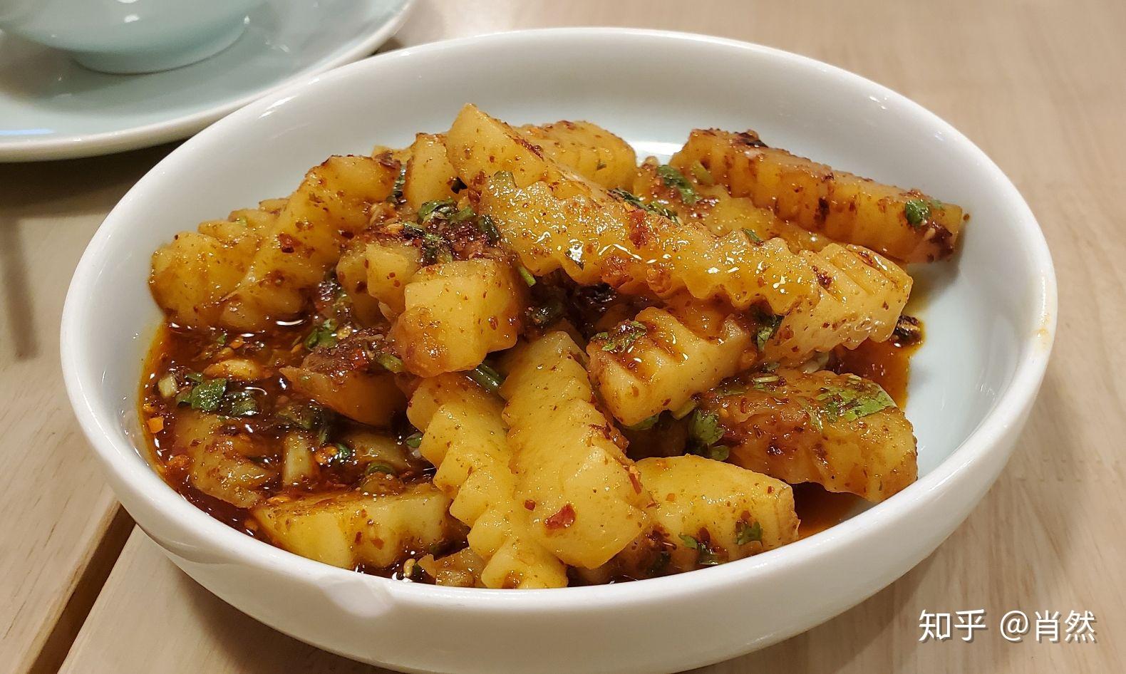 狼牙土豆，甜辣口味，极好吃，做成锯齿状的土豆包裹着料汁，完美解决了