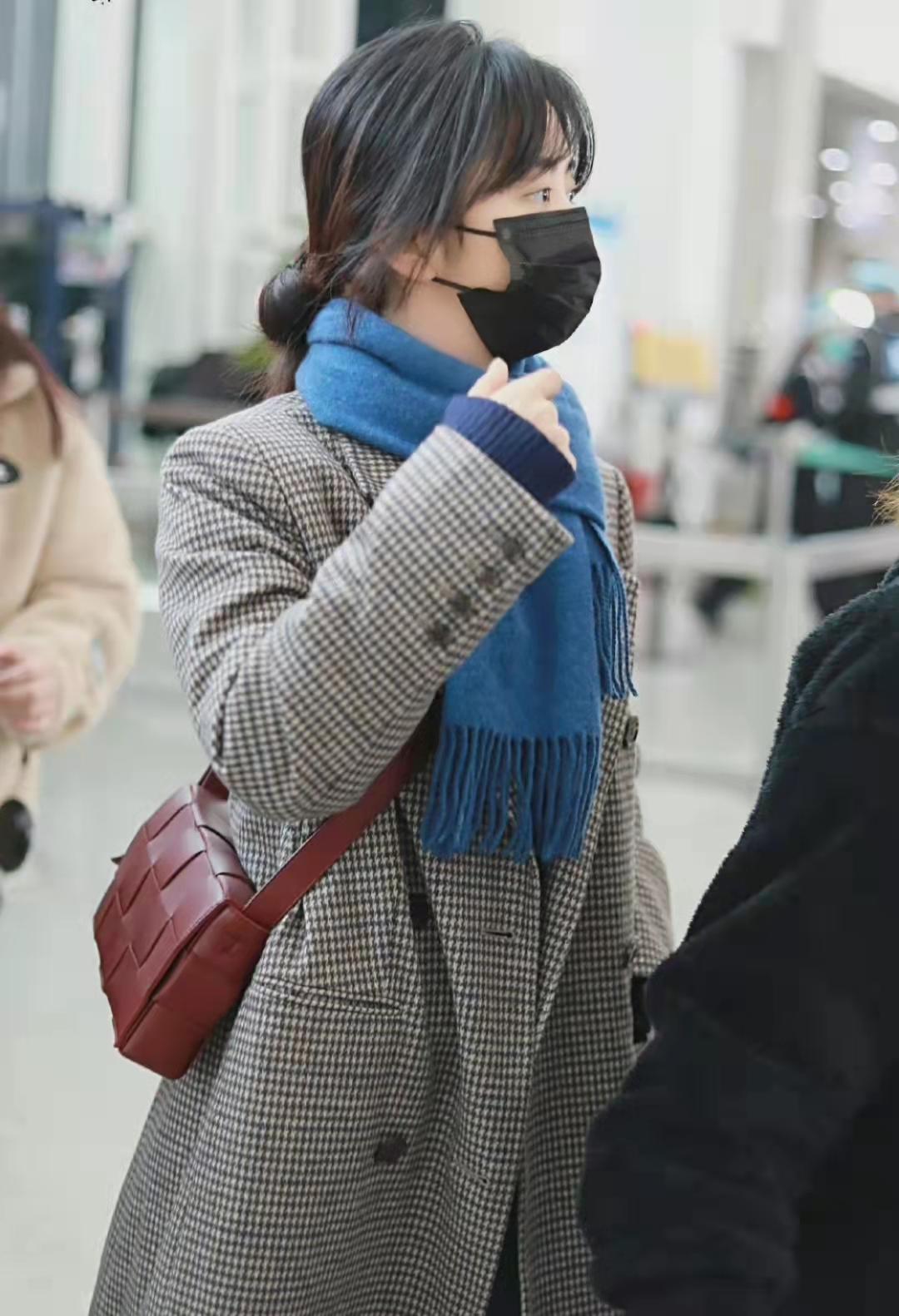 谭松韵格子长款大衣搭配深蓝牛仔裤英伦风十足温柔又显气质