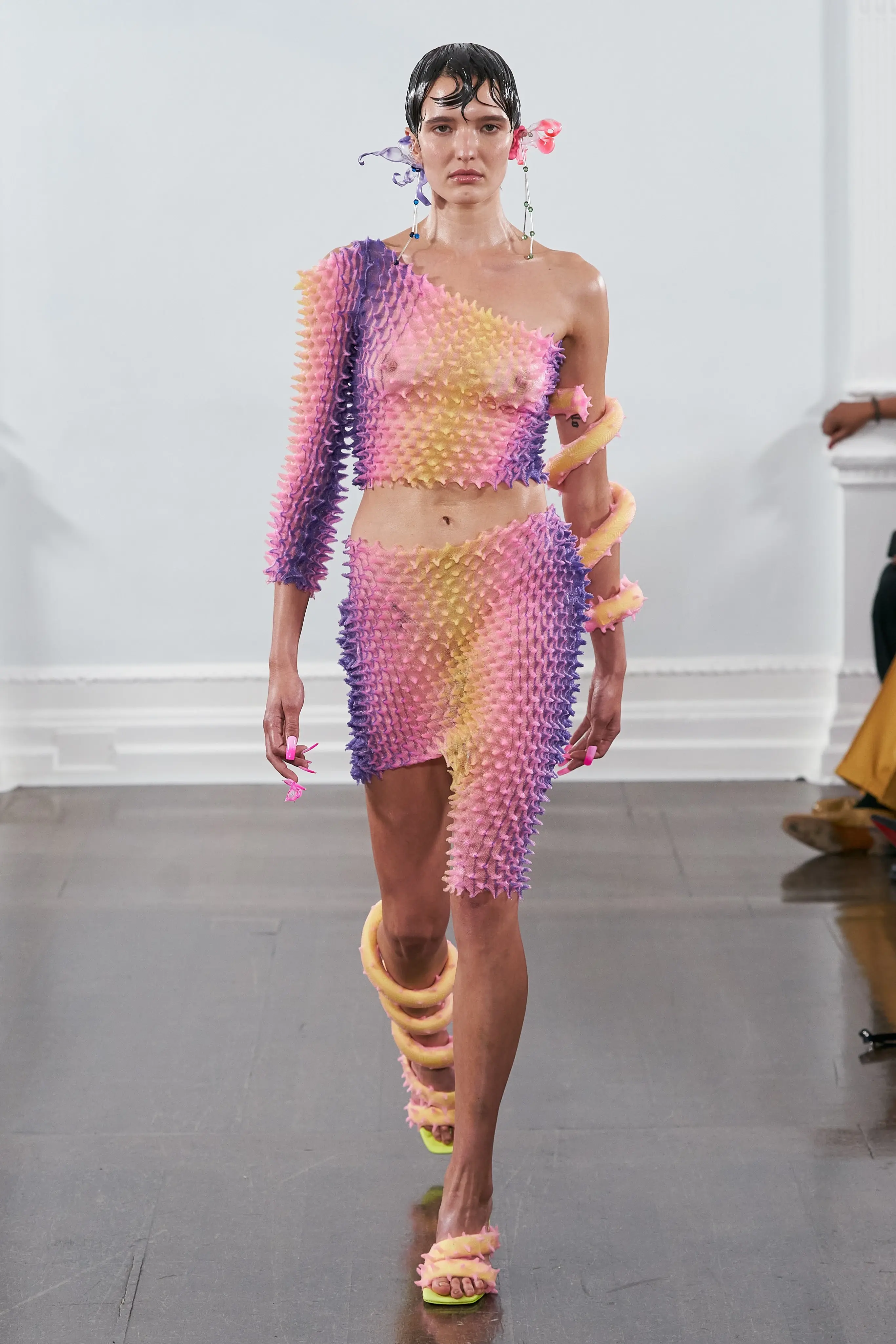 把榴莲穿在身上设计师chetlo以榴莲为创作灵感打破传统针织界限