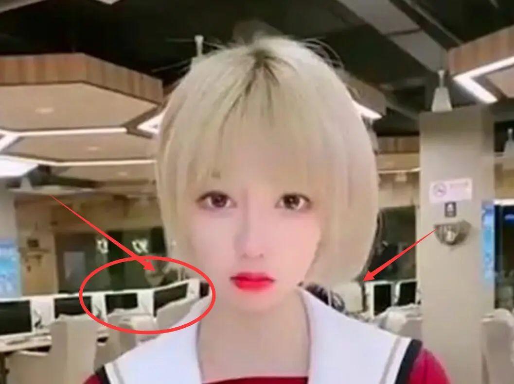 咬米,一个以女汉子造型出名的美女,靠着自己耐看的