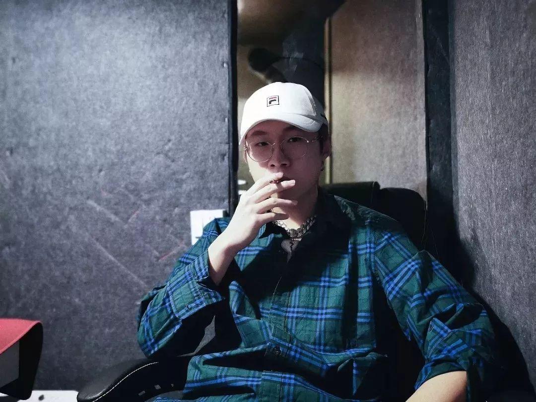 红的歌曲还有很多,比如说$唐老师和wya乌鸦的《买条街》,cubi,fi9江澈