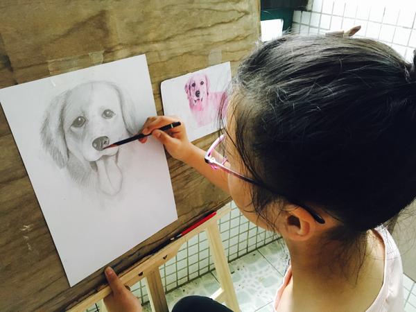 该如何教小孩子画画?