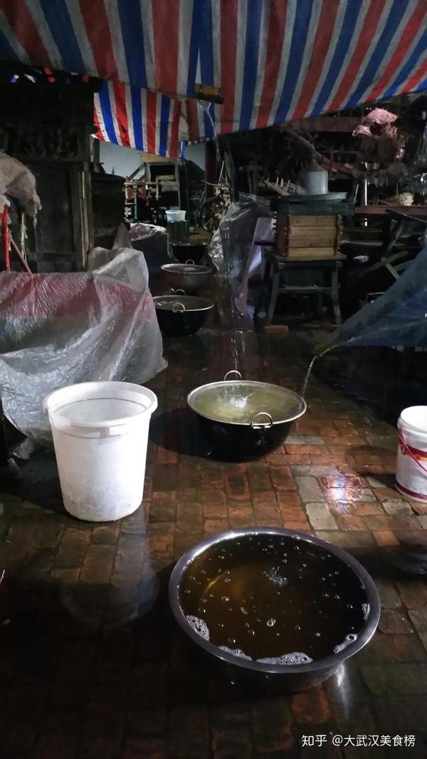 抢救文物的老人们大别山民俗博物馆正在油尽灯枯