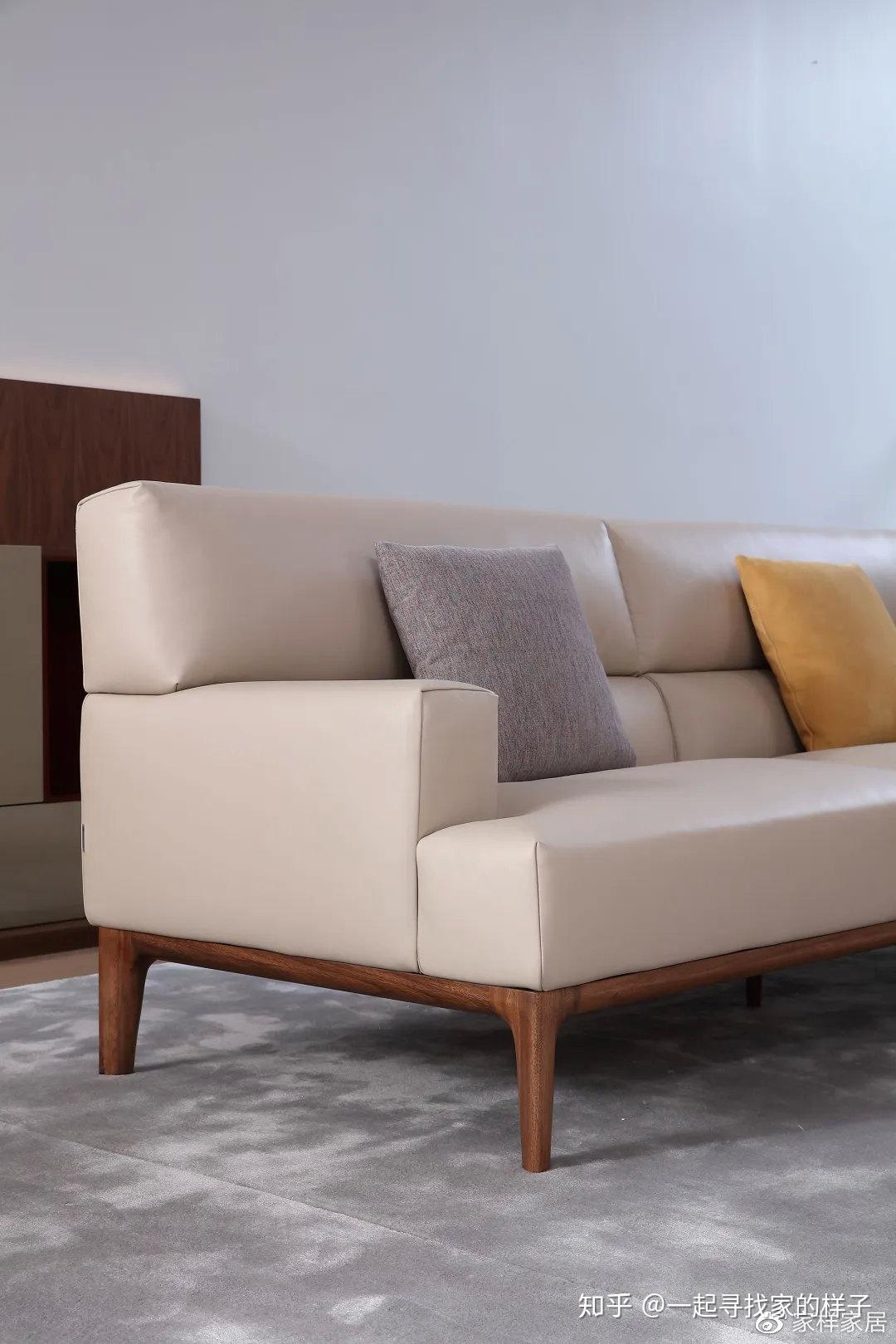 感受宽厚与多巴胺结合,真的能簇拥心情,米色沙发就像玛奇朵里的丰盈