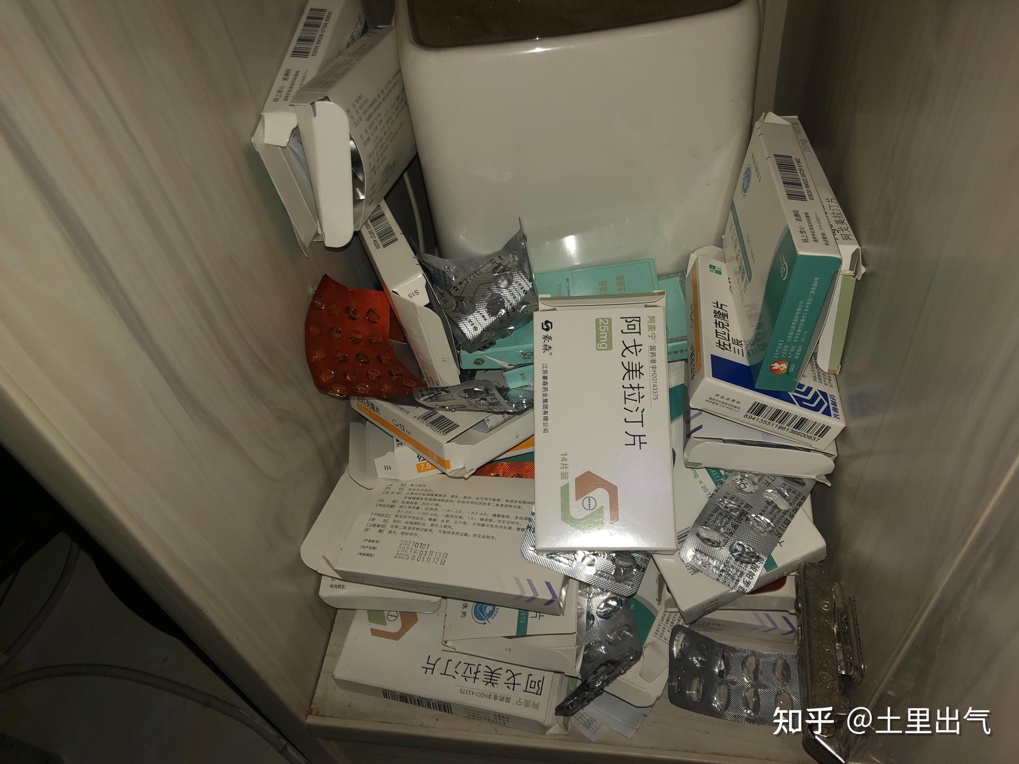 (没有抑情,没有疫情)本来这个是没有柜子门的,父亲有看到空药盒堆在那