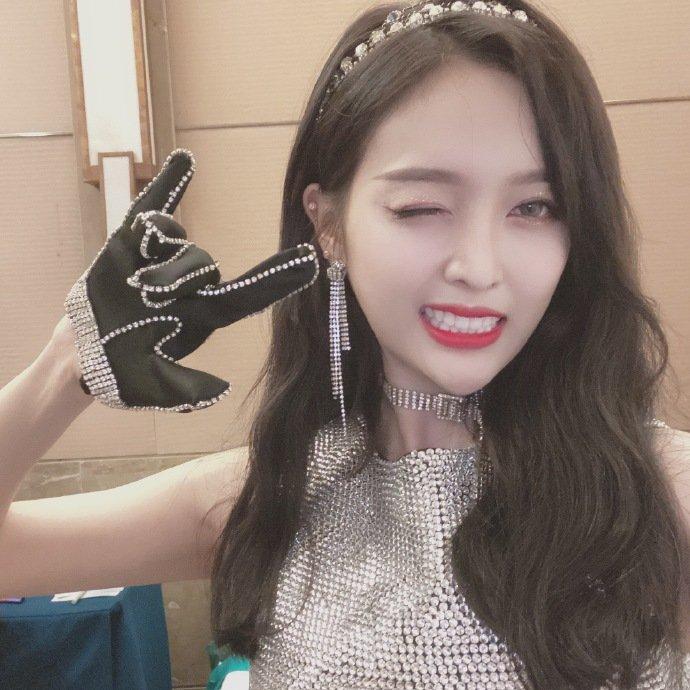 女神写真之吴宣仪金属质感铿锵有力