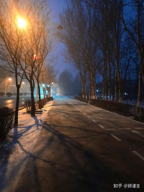 元宵节晚上,大雪,路灯朦胧,夜色凄迷,准备坐车从城郊回家.