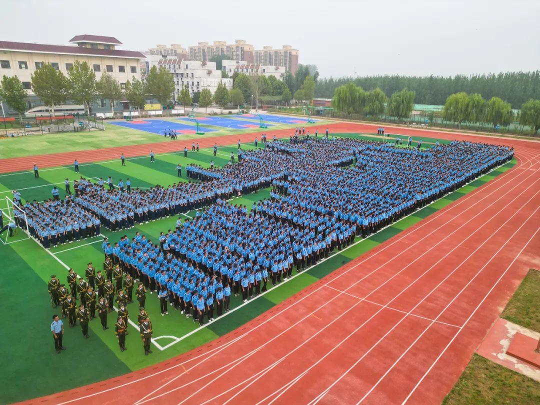严于律己遵纪守法山东齐鲁技工学校新学期升旗仪式