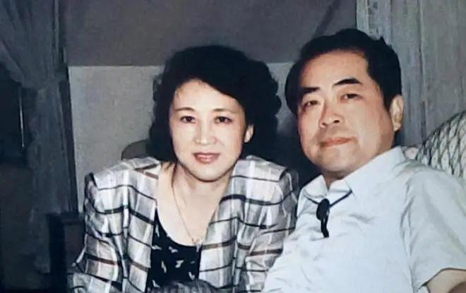 楠莉当时,范曾的妻子边宝华对他不离不弃,尽心撑起这个拮据的家庭,殊