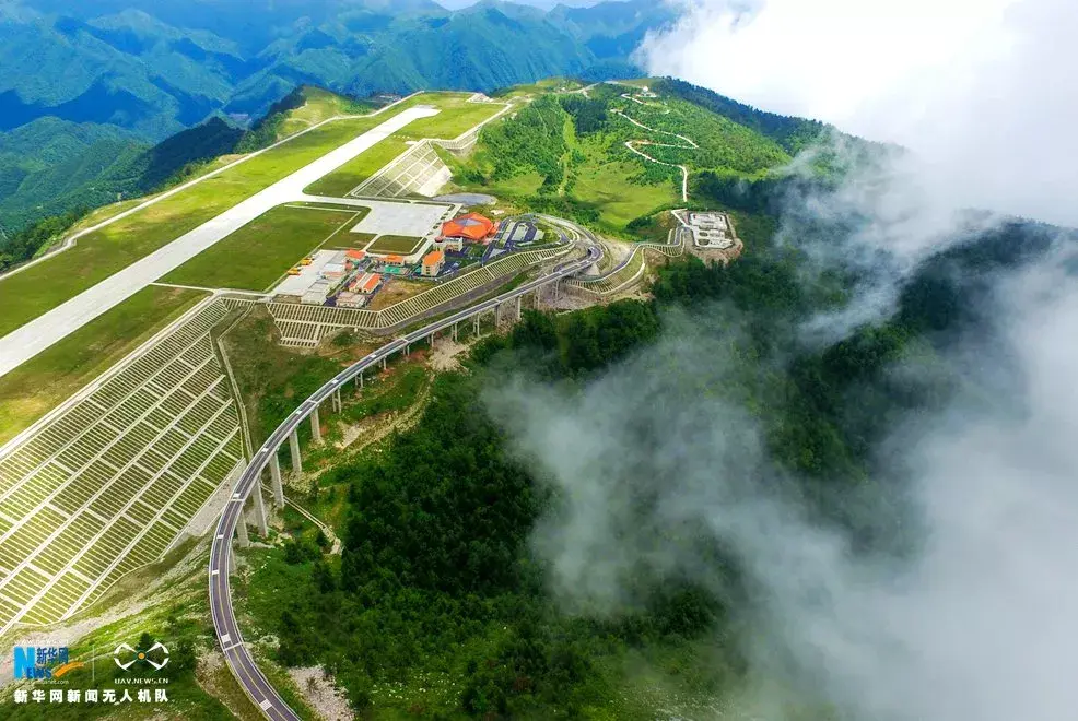 削山而建的神农架机场 图片来源:新华网 摄影:徐仕诚如果评选中国"