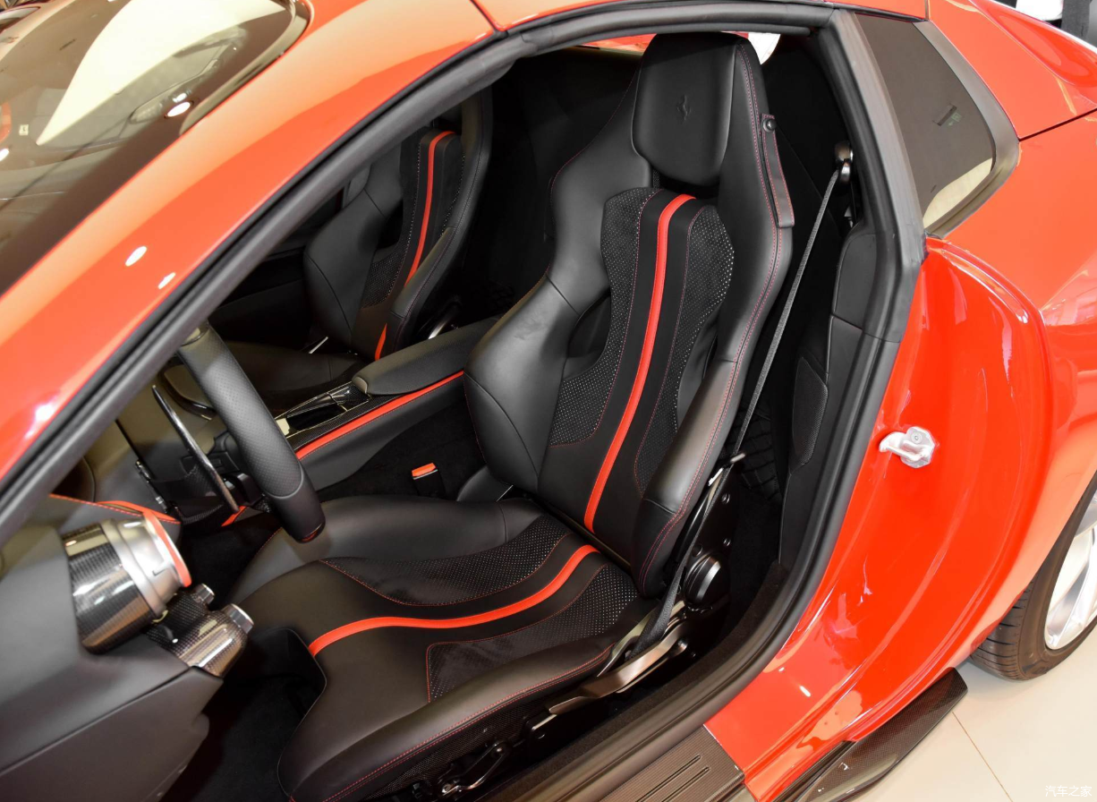 到店实拍开上它你就是街上最靓的仔法拉利812