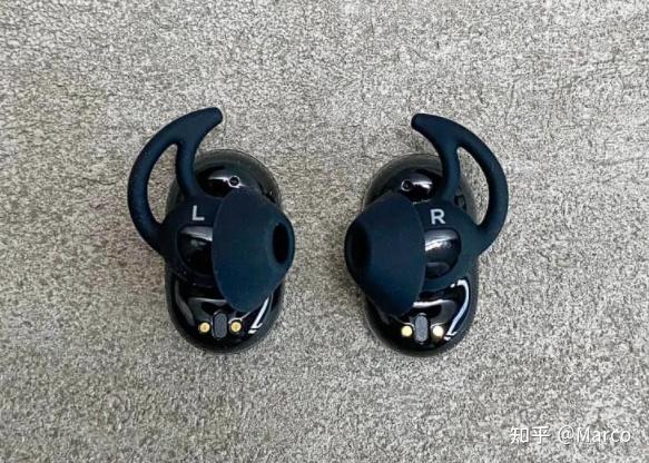 耳塞标有"l,r"标,由于还内置了入耳传感器,因此可以根据耳机的佩戴及