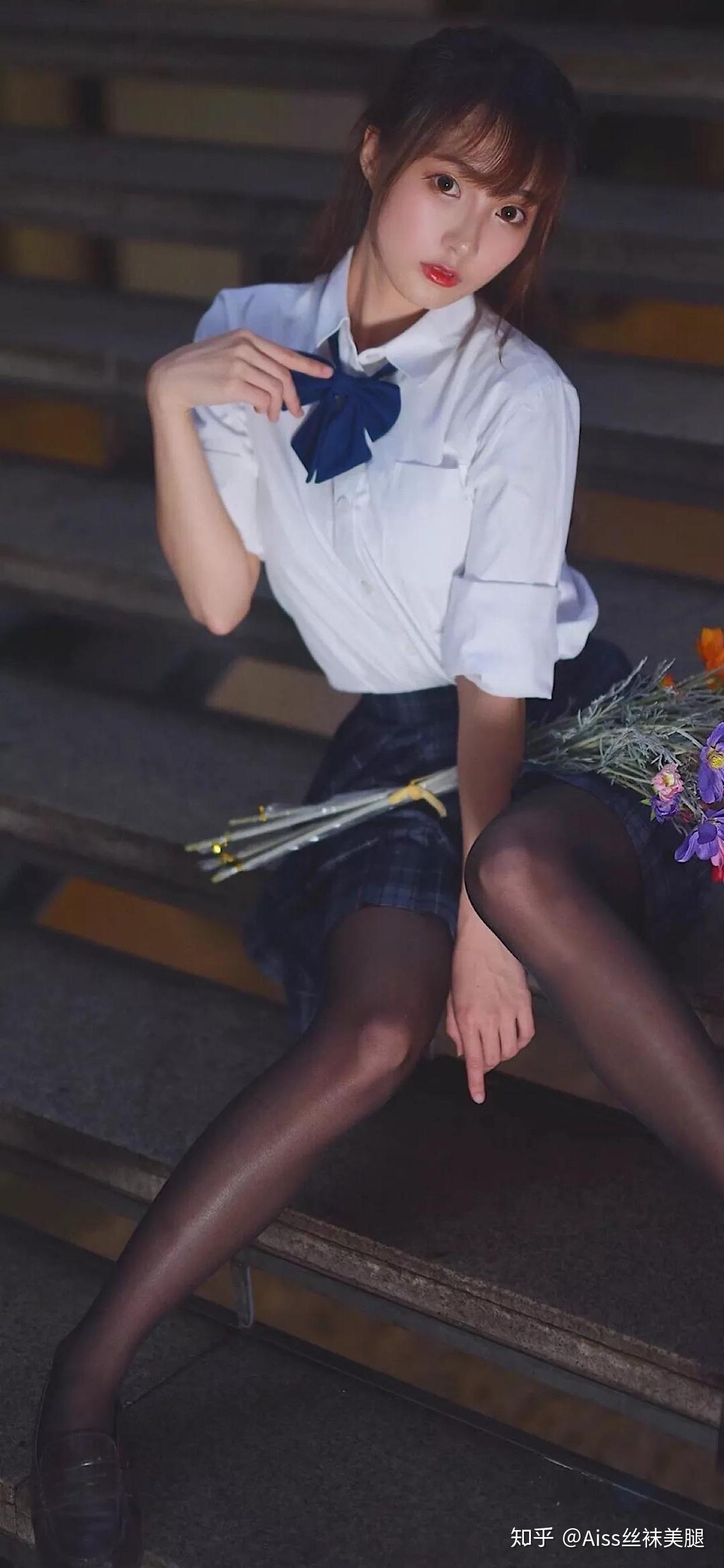 想问下腿黑穿jk制服时可以穿肉色丝袜遮挡下吗(腿黑不敢露出来)?