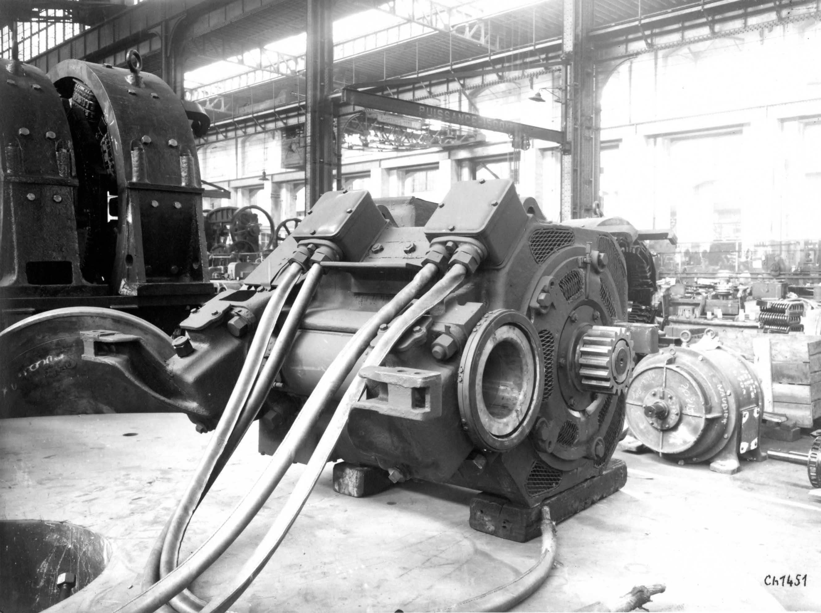 的两个受电弓从接触网受流,向6台sw 474型直流牵引电动机供给直流电