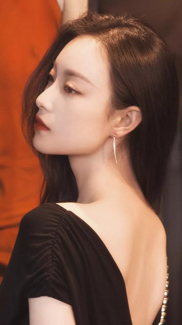 她的蝴蝶骨是出了名的美.