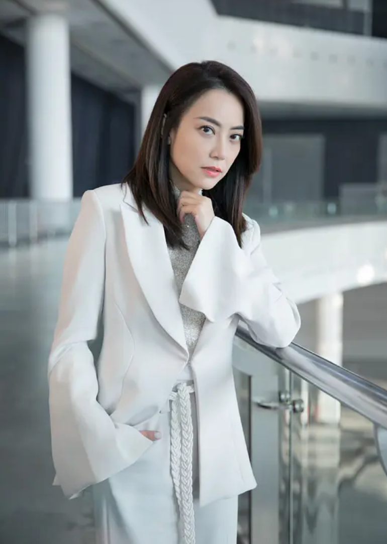 在霍汶希准备当一名经纪人的时候,她认识了人生中第一个重要的男人.