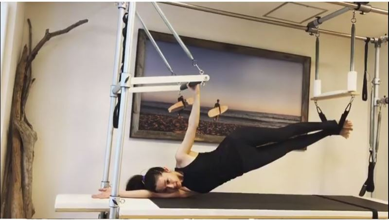 这个动作很需要肩膀和核心的稳定中村杏分享这个动作很需要肩膀和