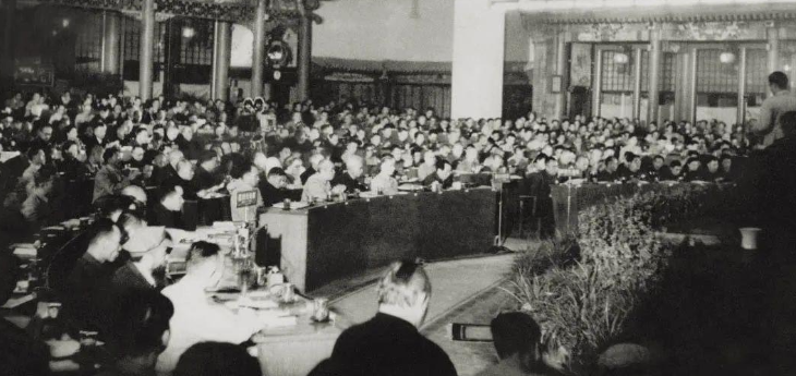 1949年第一届政协会议召开,梁思成仅18天就完成布置,却心生惭愧
