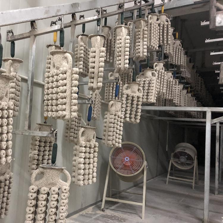 熔模精密铸造的失蜡模具制壳工艺是将已经配置好的浆料涂在蜡模表面