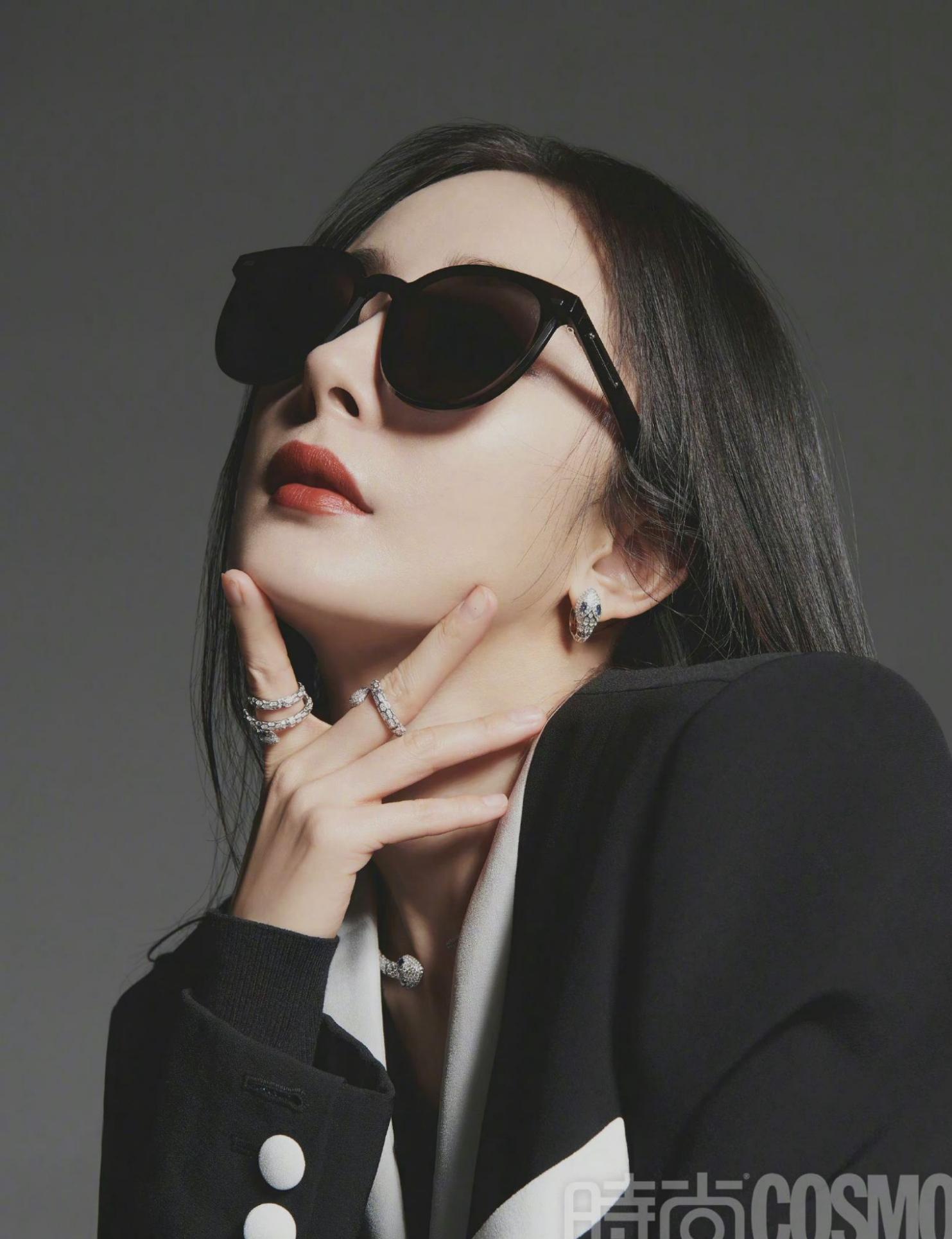 为什么好多女明星封面照片脸上都有黄色光斑