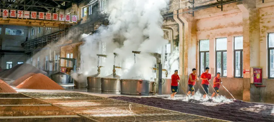 这里是酿酒微生物繁衍生息的乐园,这里的红砂石窖池来自赤水河谷,特制