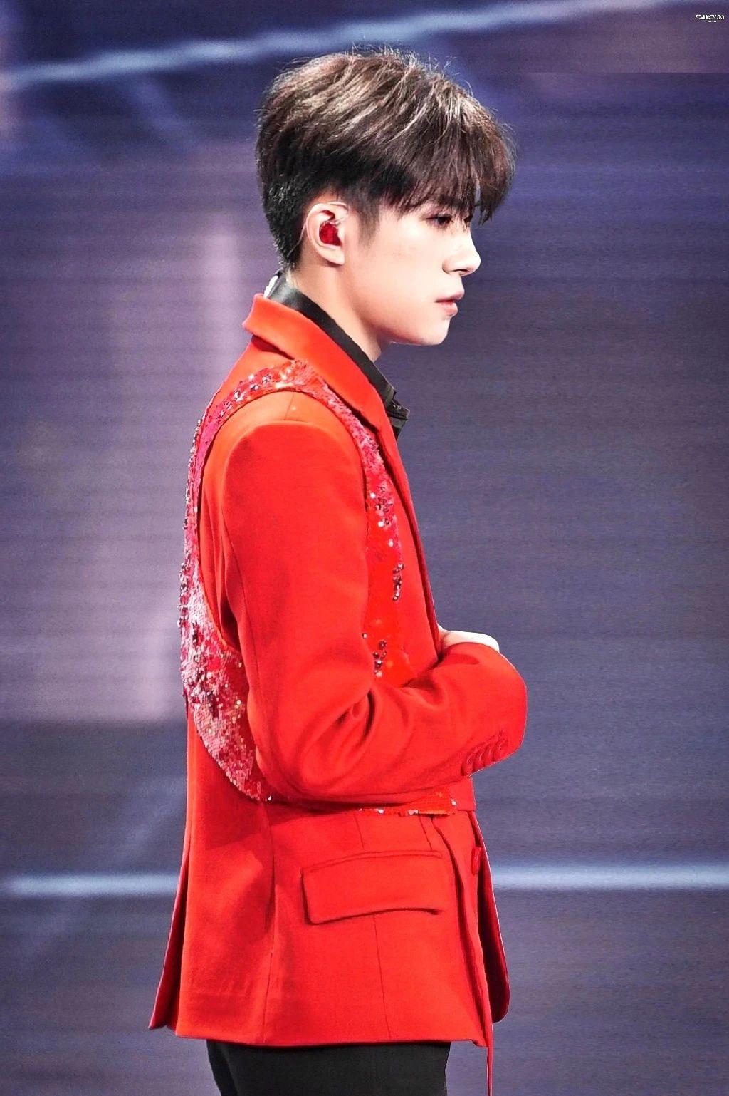 易烊千玺壁纸最喜欢穿红衣服的千千了喜气洋洋的千总真好看啊