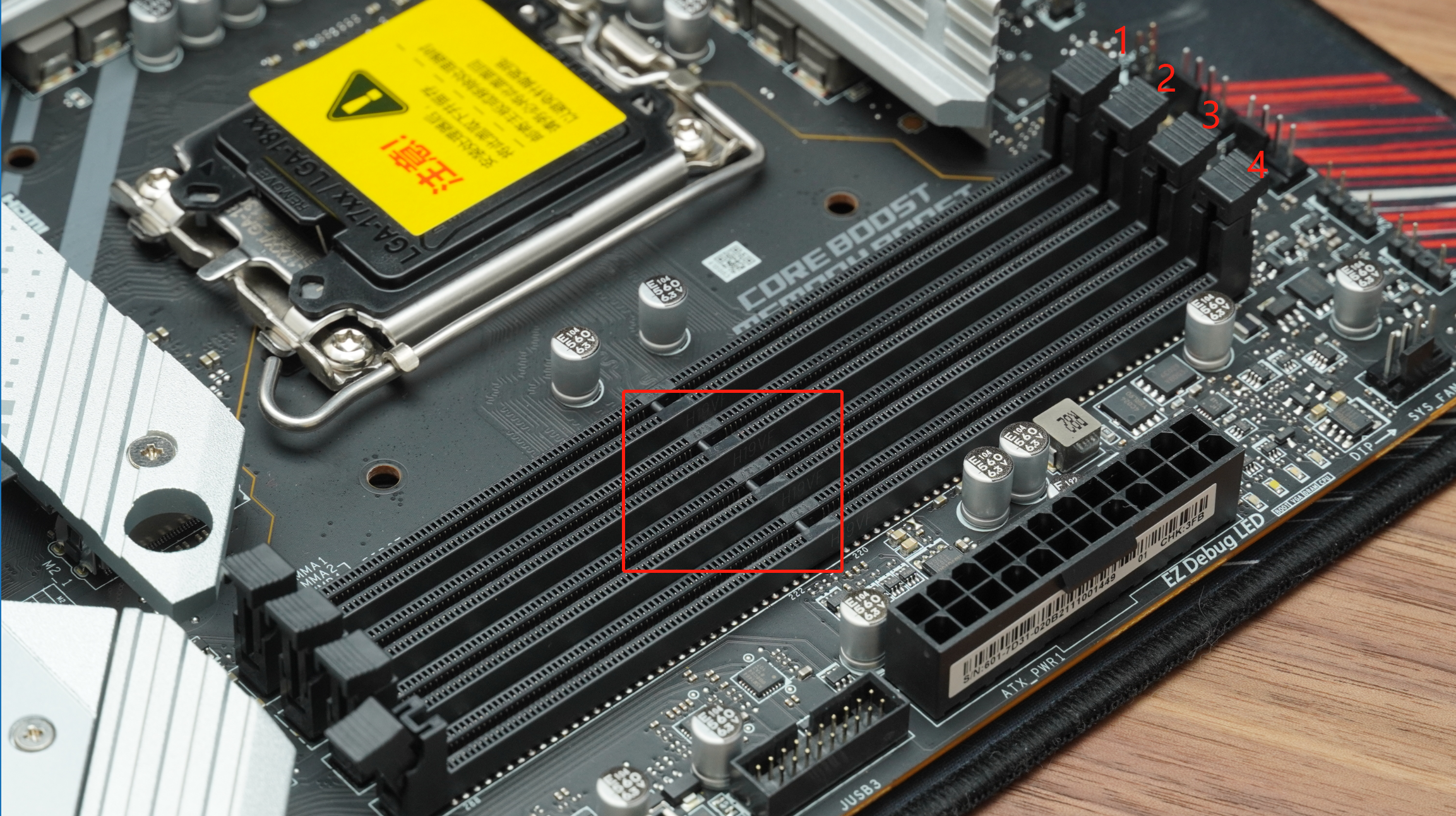 内存插槽上有卡扣,轻轻打开卡扣,部分主板只需要打开一边的卡扣,而