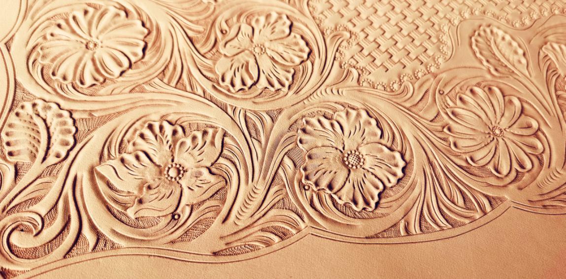 每一件皮雕作品都不会完全相同,展示出艺术工作者雕刻每一刀的不同