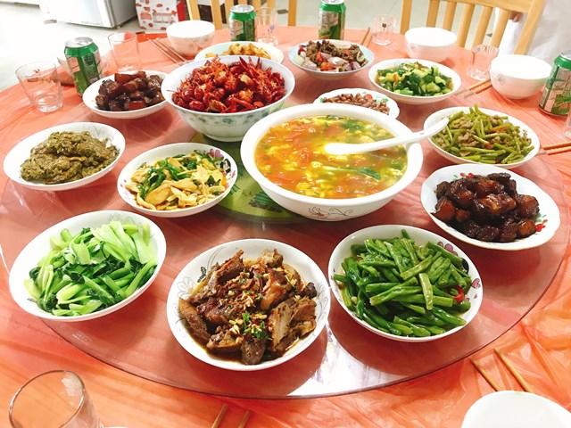 媳妇临产岳母来家陪护老妈做了12菜1汤招待大家看看怎么样