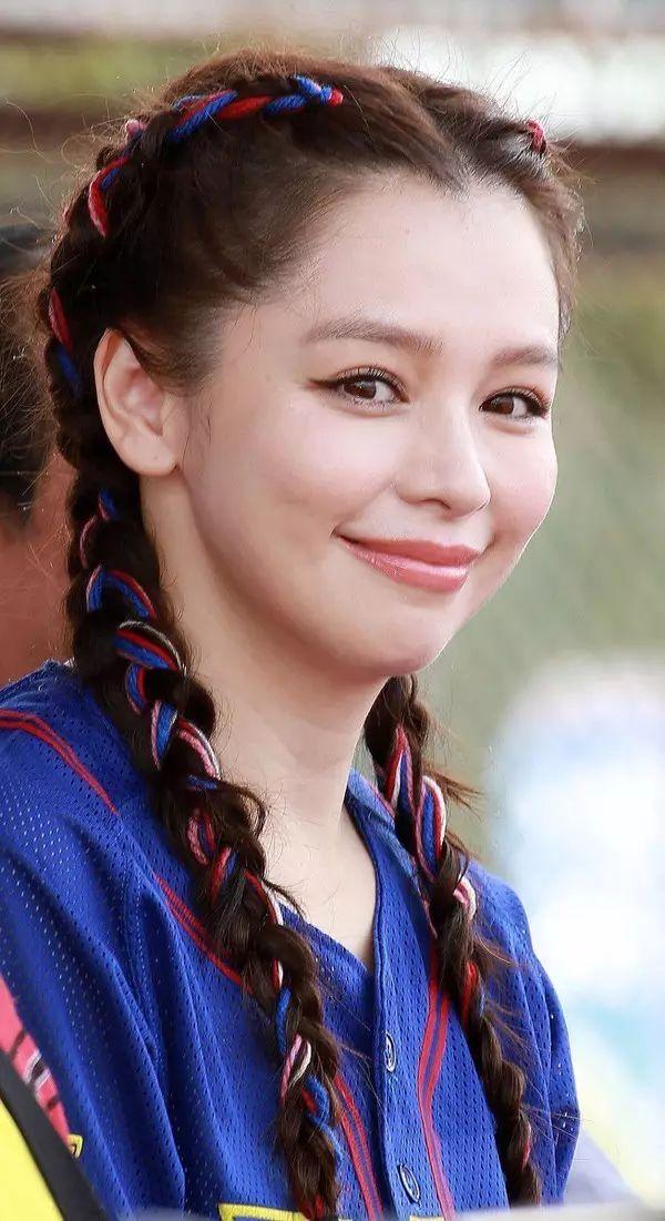 发型杨桃辫在时尚圈正流行颜值100难度为0