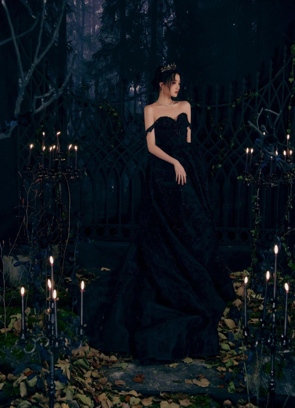 关晓彤壁纸身穿黑色亮钻礼服性感飒气的风格充满着浪漫气息