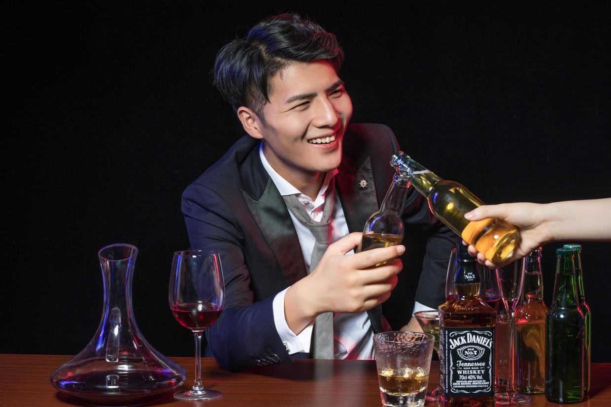 如果别人敬酒敬一圈人,唯独不敬你,你会怎么办?