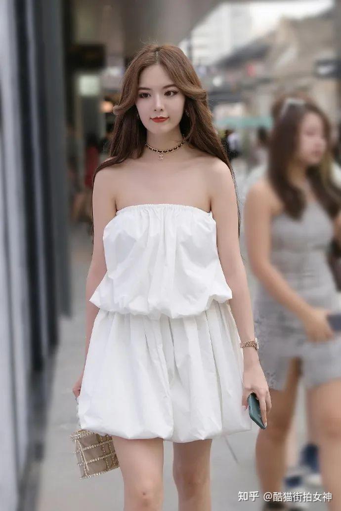 街拍女神白色抹胸短裙的时尚女生