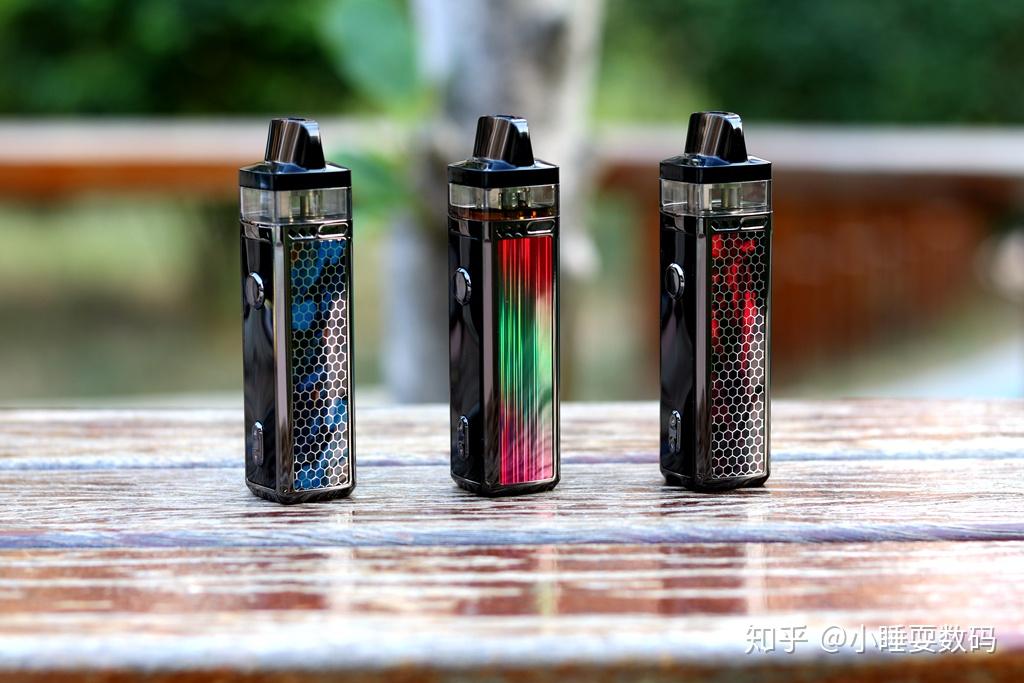 除了电子烟主机之外,配件部分主要包括充电线,2个雾化芯,礼品卡片