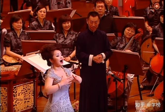 表现的是一个上满发条的木偶,表演难度较大,而著名女高音歌唱家吴碧霞