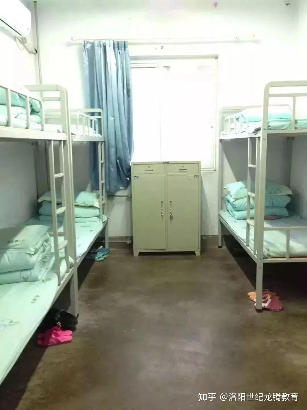 拖一高宿舍内有24小时供应太阳能热水,上床下桌,学校餐厅可供2000人