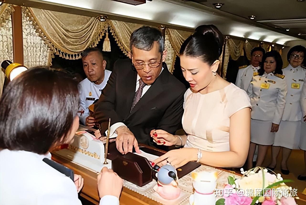 2014年,泰国王妃浑身赤裸躺在地上给狗喂食,遭到曝光后被迫出家 - 知乎